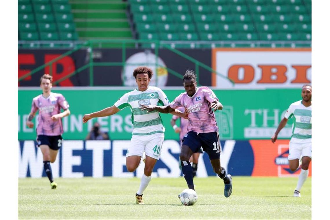 Bielefeld verpasst Sieg - VfB verliert in letzter Minute HSV-Profi Bakery Jatta (r) und Fürths Jamie Leweling teilten sich mit ihren Teams die Punkte. Foto: Alexander Hassenstein/Getty - Pool/dpa
