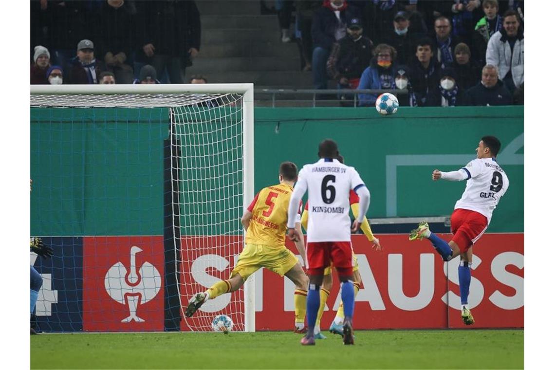 HSV siegt im Elfmeterschießen gegen zehn Karlsruher HSV-Spieler Robert Glatzel (r) trifft zum 1:2 gegen den Karlsruher SC. Foto: Christian Charisius/dpa