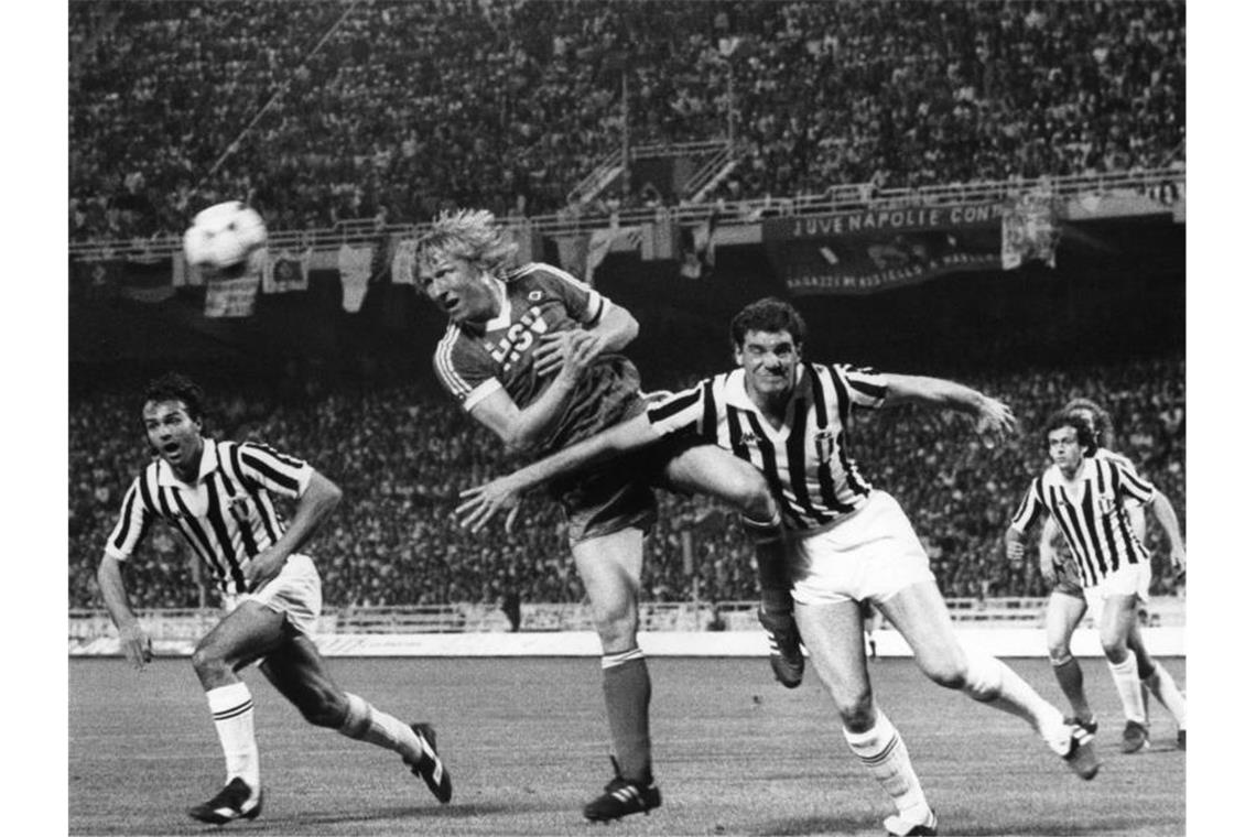 Kopfball-Ungeheuer, Menschenfänger, Angler: Hrubesch wird 70 HSV-Stürmer Horst Hrubesch (M) gewinnt im Finale des Europapokals der Landesmeister gegen Juventus Turin ein Kopfball-Duell. Foto: dpa