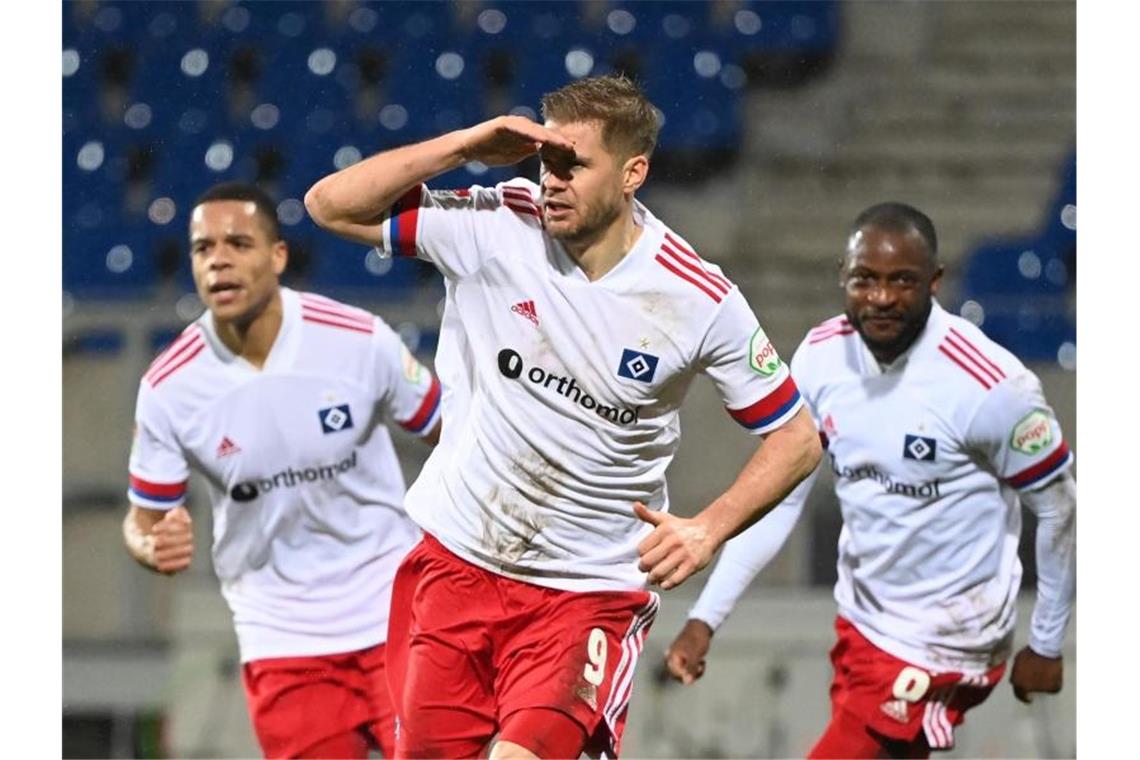 „Ein, zwei Bierchen“ für Terodde: HSV siegt auch beim KSC HSV-Stürmer Simon Terodde (M) bejubelt seinen Treffer zum 2:1-Sieg. Rechts hinter ihm Teamkamerad David Kinsombi und links Jan Gyamerah. Foto: Uli Deck/dpa