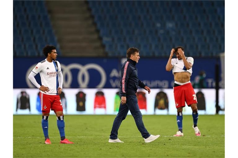 HSV-Trainer Dieter Hecking (M) ist nach dem 3:3 bedient. Foto: Christian Charisius/dpa-Pool/dpa