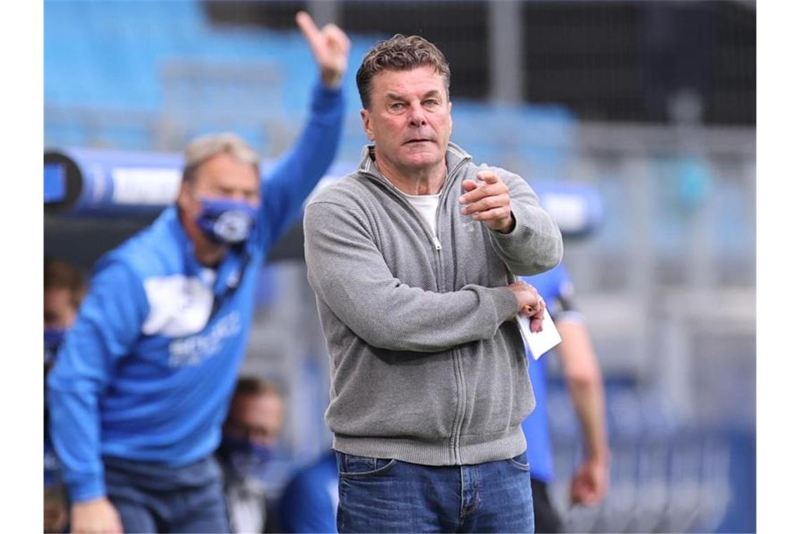 HSV-Trainer Dieter Hecking reagiert an der Seitenlinie. Foto: Christian Charisius/dpa/Archivbild