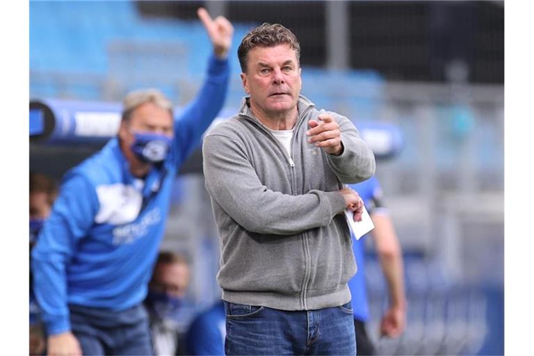 HSV-Trainer Dieter Hecking reagiert an der Seitenlinie. Foto: Christian Charisius/dpa/Archivbild