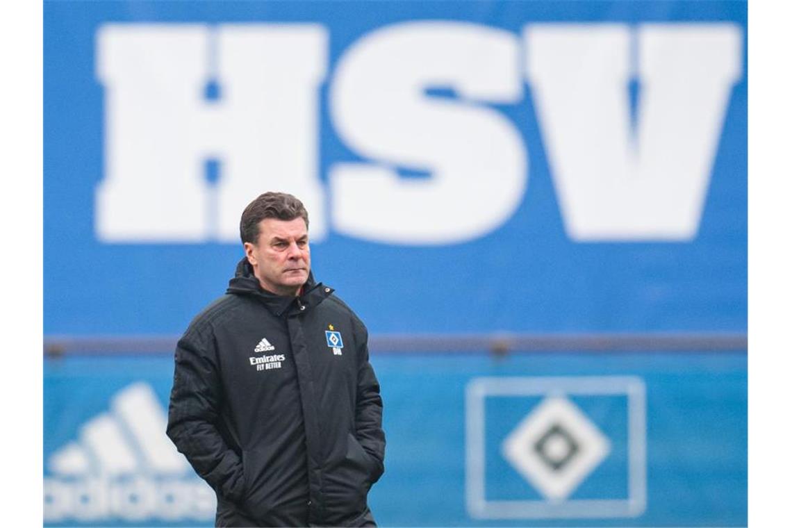 Zweitligist HSV holt Mittelfeld-Talent Onana aus Hoffenheim HSV-Trainer Dieter Hecking steht beim Training auf dem Platz. Foto: Daniel Reinhardt/dpa/Archivbild