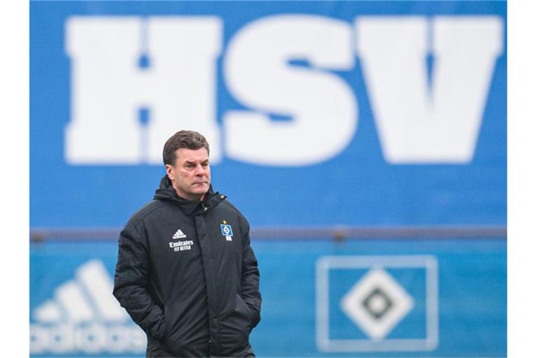 HSV-Trainer Dieter Hecking steht beim Training auf dem Platz. Foto: Daniel Reinhardt/dpa/Archivbild