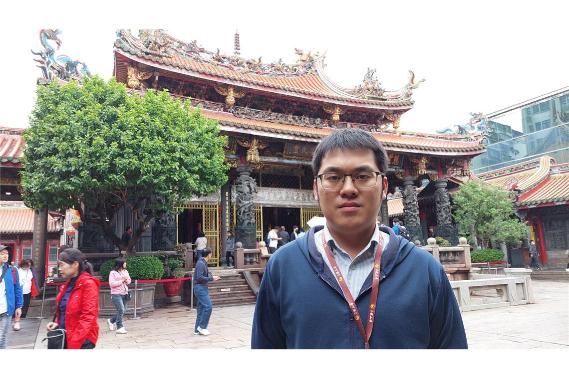 Taiwans obdachlose Götterstatuen Huang Wie-hsiang vor dem Longshan-Tempel im Zentrum von Taipeh