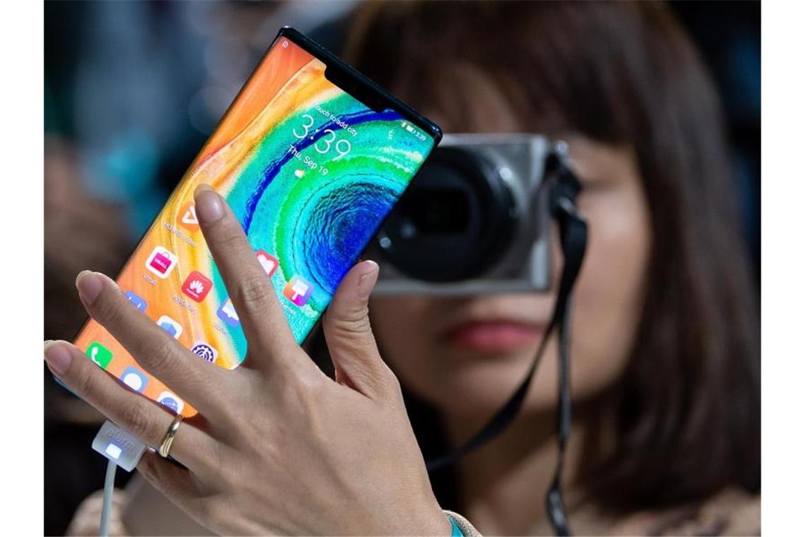 Kein Absatzeinbruch für Huawei nach US-Sanktionen Huaweis neues Top-Modell Mate 30 muss wegen der US-Sanktionen ohne Google-Dienste wie Karten oder den Play Store auskommen. Foto: Sven Hoppe/dpa