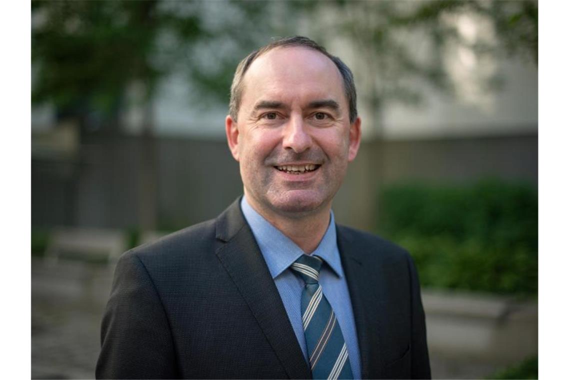 Bayern kritisiert Standortwahl für Batteriefabrik Hubert Aiwanger (Freie Wähler) stellvertretender Ministerpräsident und Wirtschaftsminister in Bayern. Foto: Sina Schuldt/Archivbild