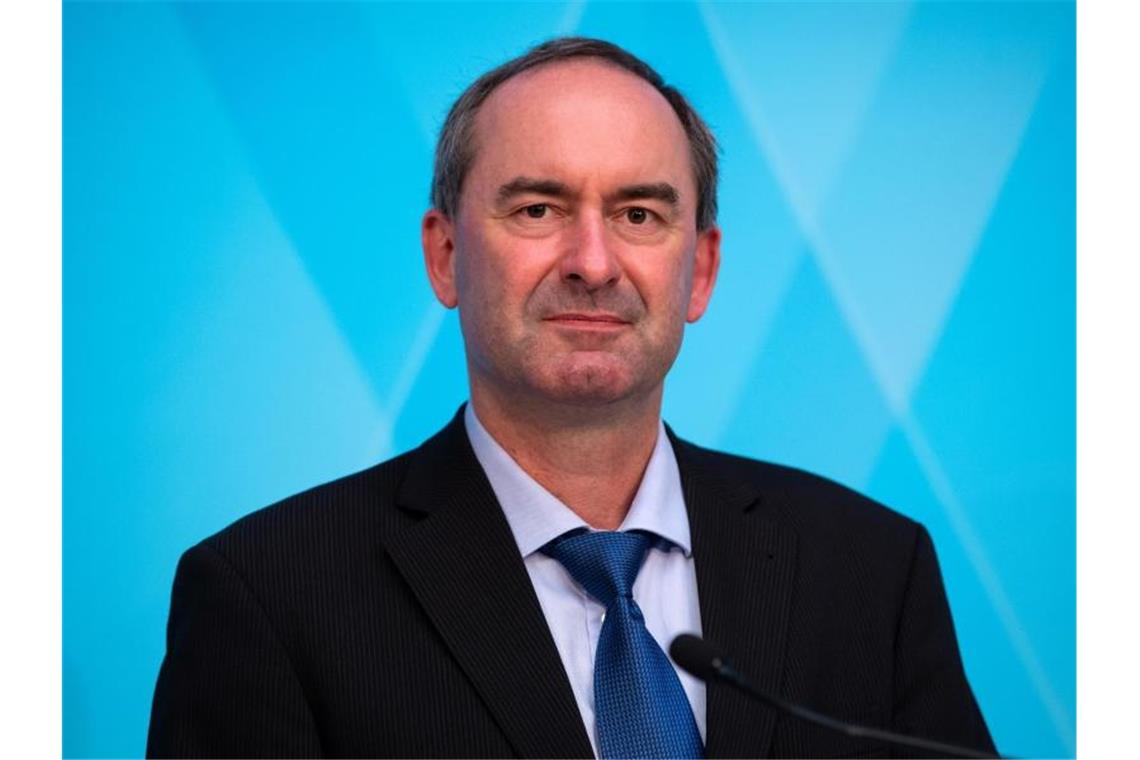 Hubert Aiwanger (Freie Wähler), Wirtschaftsminister von Bayern, nimmt nach einer Kabinettssitzung an einer Pressekonferenz teil. Foto: Sven Hoppe/dpa