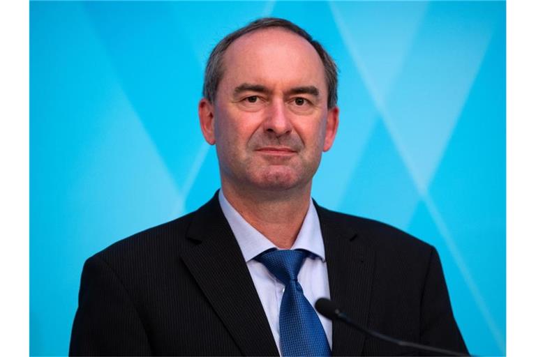 Hubert Aiwanger (Freie Wähler), Wirtschaftsminister von Bayern, nimmt nach einer Kabinettssitzung an einer Pressekonferenz teil. Foto: Sven Hoppe/dpa