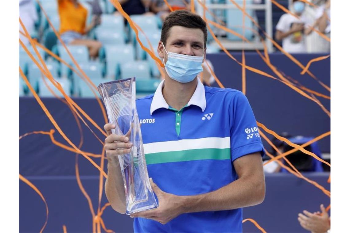 Sinner verpasst Titel in Miami - Hurkacz siegt Hubert Hurkacz freut sich über den bislang größten Erfolg seiner Karriere. Foto: Lynne Sladky/AP/dpa