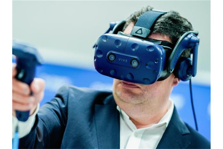 Hubertus Heil, Bundesminister für Arbeit und Soziales, probiert bei seinem Besuch des Chemiekonzerns BASF die Funktionsweise einer Virtual-Reality-Brille aus. Der Arbeitsminister ist auf Sommerreise. Foto: Uwe Anspach