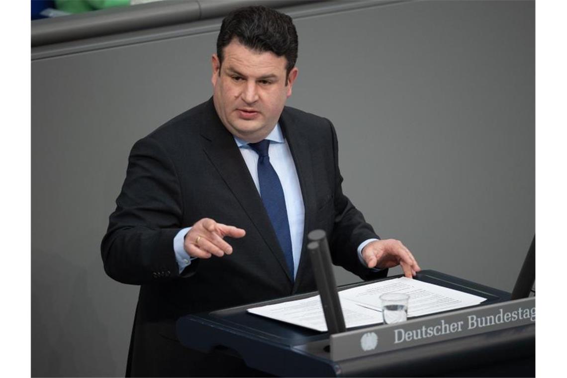 Hubertus Heil, Bundesminister für Arbeit und Soziales (SPD) spricht am Rednerpult im Bundestag. Der Bundestag debattiert über die unternehmerische Sorgfaltspflicht von Lieferketten. Foto: Magdalena Tröndle/dpa