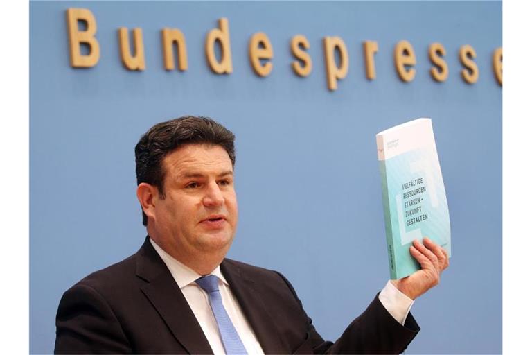 Hubertus Heil (SPD), Bundesarbeitsminister, beantwortet zur Übergabe des Arbeitsweltberichtes vor der Bundespressekonferenz Fragen von Journalisten. Foto: Wolfgang Kumm/dpa