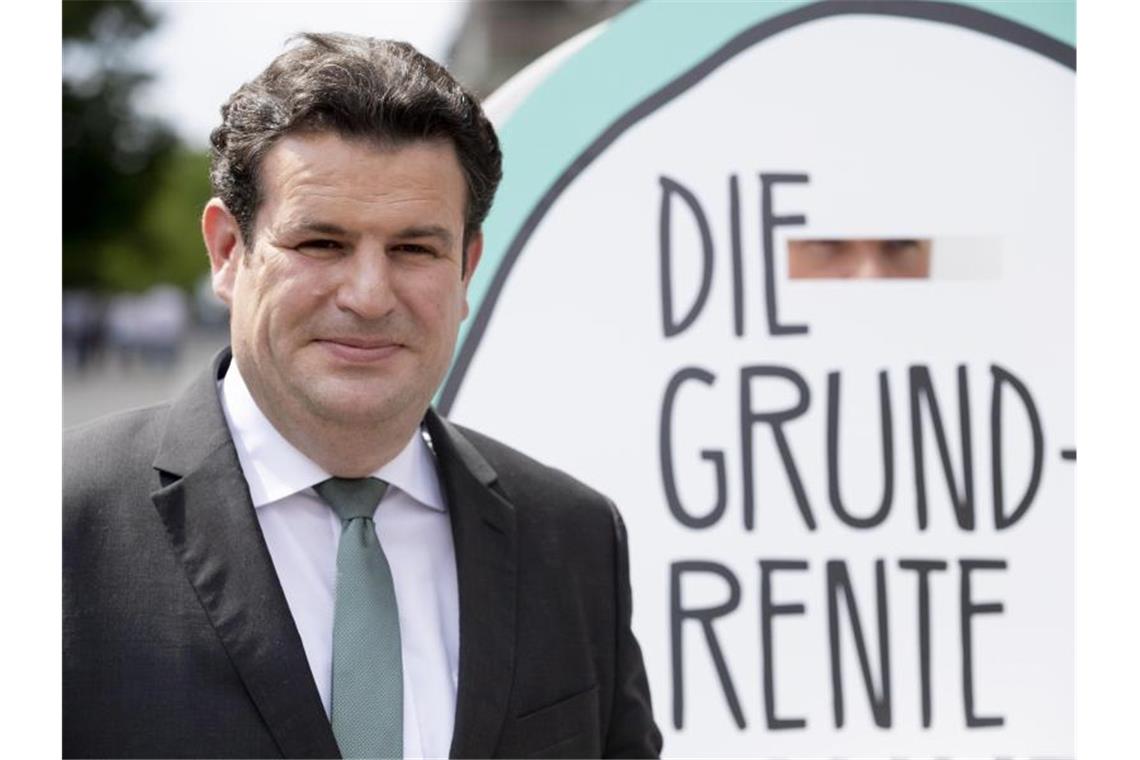 Hubertus Heil (SPD), Bundesarbeitsminister, vor dem Bundestag. Foto: Christoph Soeder/dpa