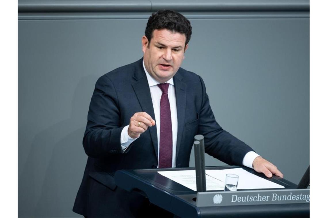Hubertus Heil (SPD), Bundesminister für Arbeit und Soziales, spricht in der Plenarsitzung im Deutschen Bundestag. Foto: Bernd von Jutrczenka/dpa
