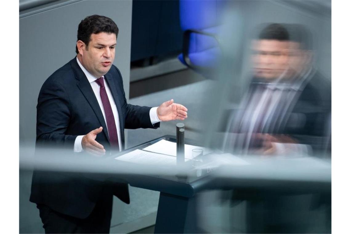 Hubertus Heil (SPD), Bundesminister für Arbeit und Soziales, spricht in der Plenarsitzung im Deutschen Bundestag. Foto: Bernd von Jutrczenka/dpa