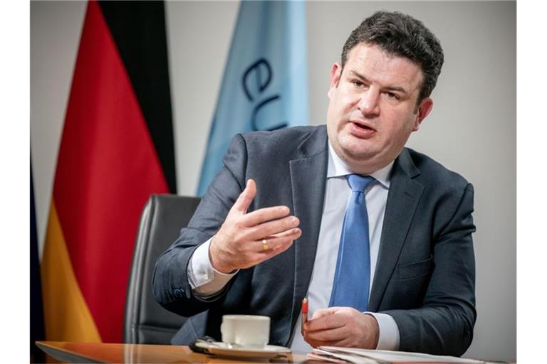 Hubertus Heil (SPD), Bundesminister für Arbeit und Soziales, aufgenommen im Arbeitsministerium bei einem Interview mit der dpa Deutsche Presse-Agentur. Foto: Michael Kappeler/dpa