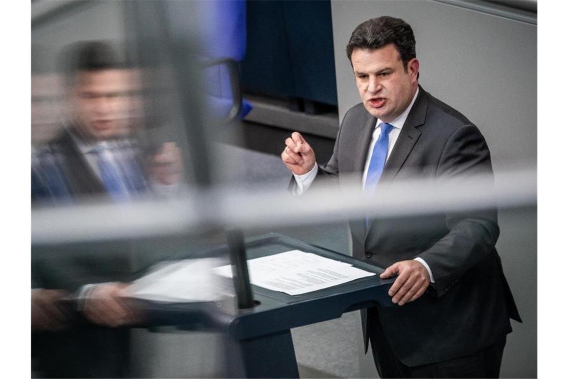 Corona in Schlachthöfen: Bundesregierung will „aufräumen“ Hubertus Heil (SPD), Bundesminister für Arbeit und Soziales, spricht im Bundestag zu den Arbeitsbedingungen in der Fleischindustrie. Foto: Michael Kappeler/dpa