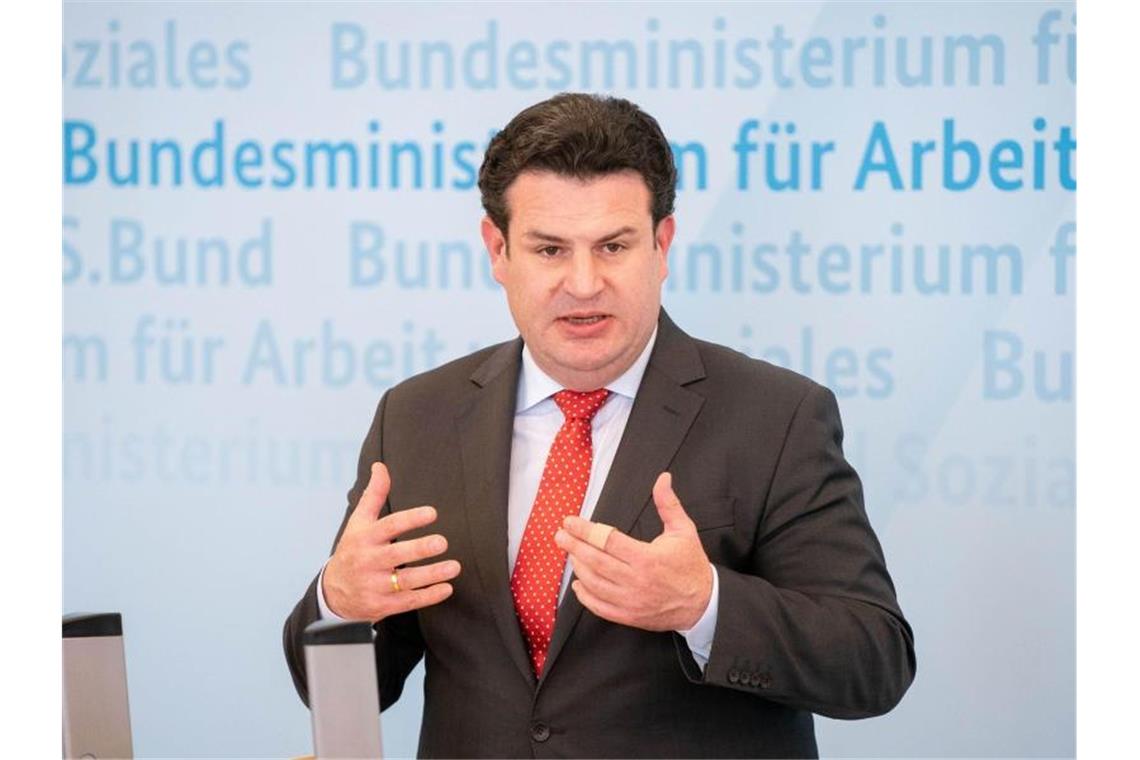 Hubertus Heil (SPD), Bundesminister für Arbeit und Soziales, gibt eine Pressekonferenz in seinem Ministerium. Foto: Kay Nietfeld/dpa