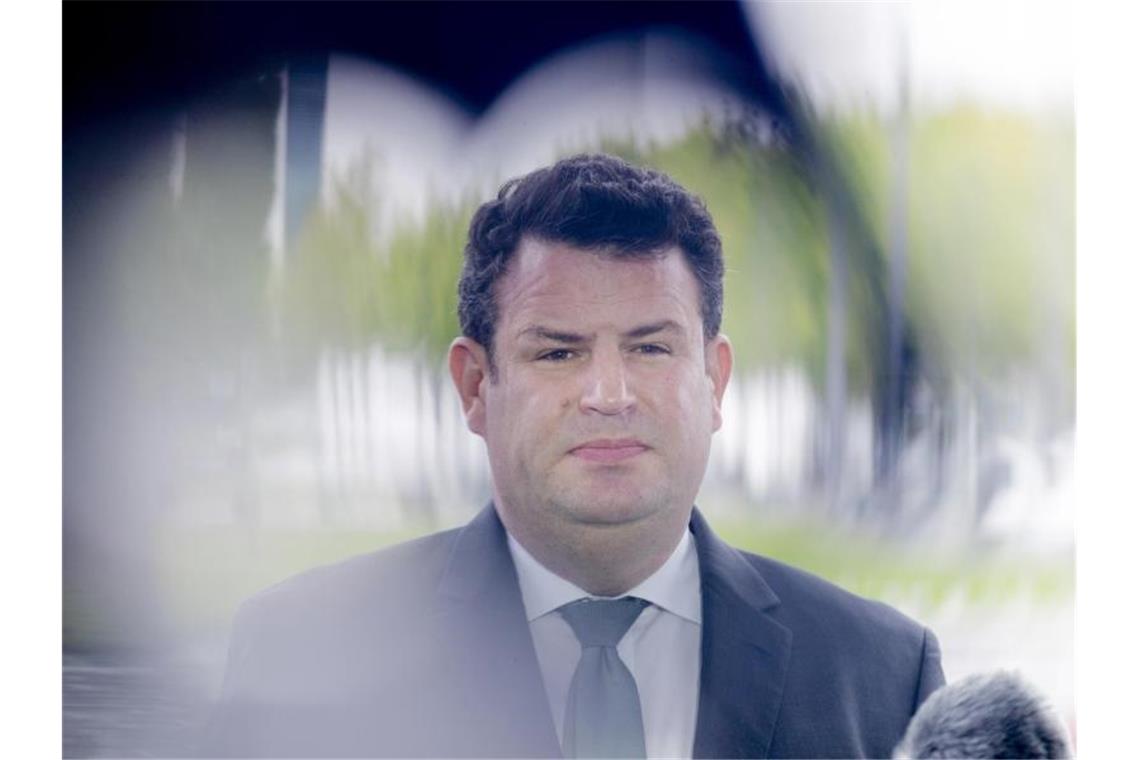 Heil: Arbeitsagentur braucht 10 Milliarden Euro Hubertus Heil (SPD), Bundesminister für Arbeit und Soziales, im Anschluss an die Sitzung des Bundeskabinetts vor dem Kanzleram. Foto: Christoph Soeder/dpa