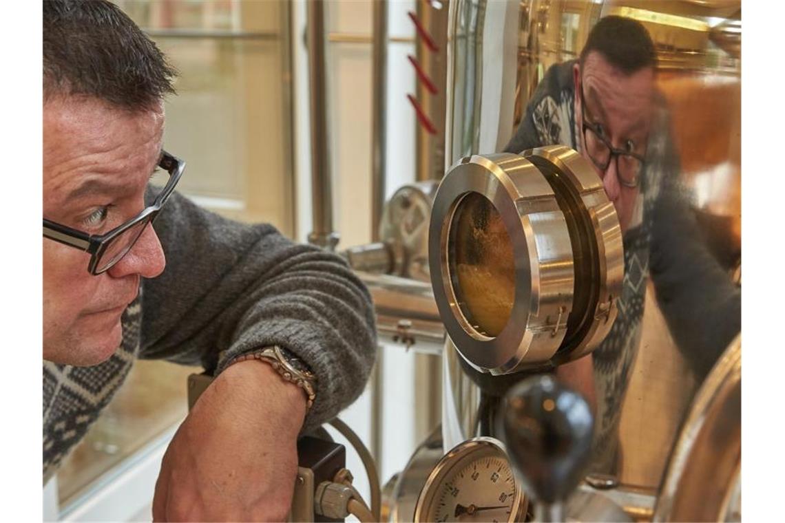 Hubertus Vallendar überwacht in seiner Brennerei den Brennvorgang seines Whiskys "Malt of Kail". Foto: Thomas Frey