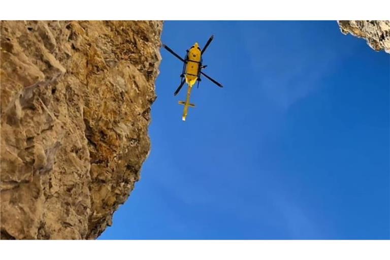 Hubschrauber der Bergrettung: Ein Deutscher ist bei einem Absturz in den Dolomiten ums Leben gekommen. (Archivbild)