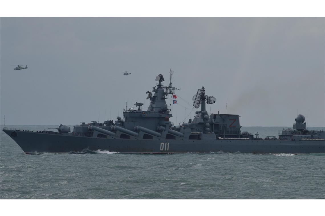 Russland und China starten Marine-Manöver im Pazifik Hubschrauber der chinesischen und der russischen Marine fliegen nahe dem russischen Marinekreuzer „Warjag“ (Archivbild).