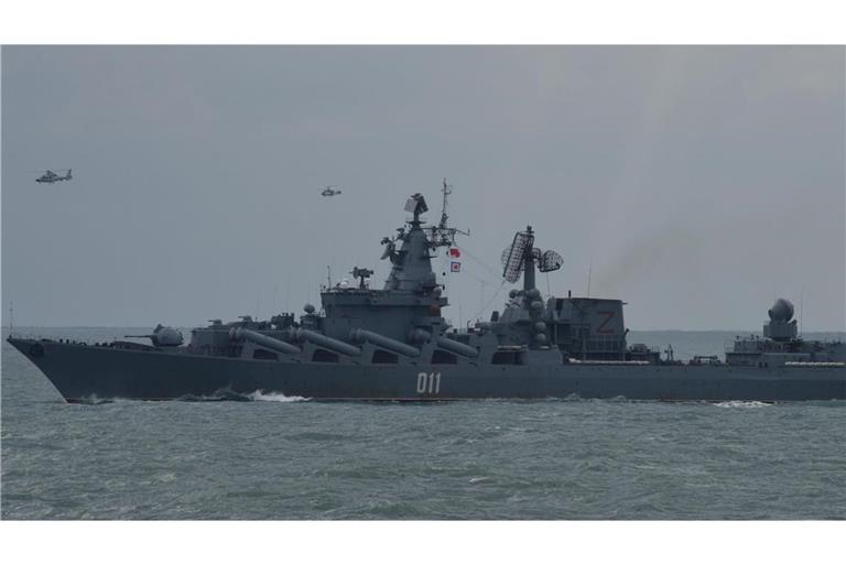 Hubschrauber der chinesischen und der russischen Marine fliegen nahe dem russischen Marinekreuzer „Warjag“ (Archivbild).