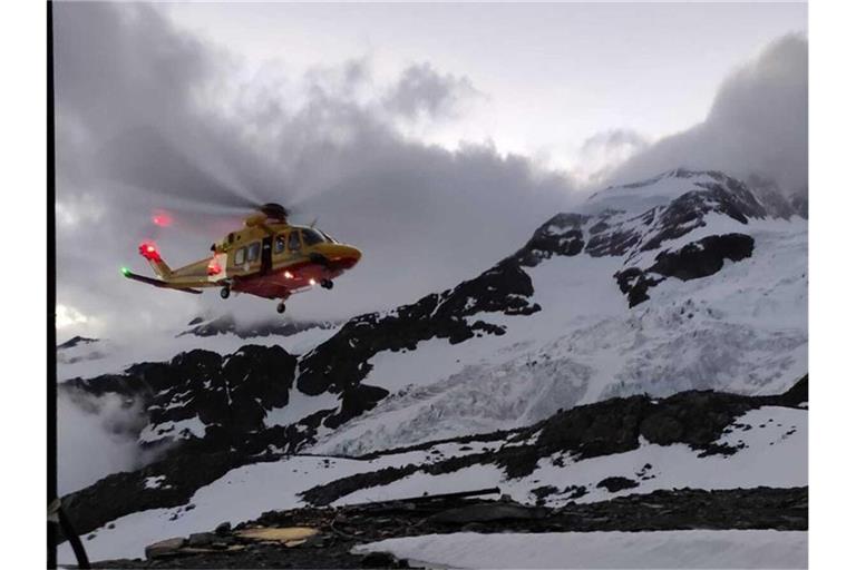 Hubschrauber der italienischen Bergwacht im Einsatz. Zwei Frauen sind in den Alpen auf mehr als 4000 Metern Höhe erfroren. Foto: -/Corpo Nazionale Soccorso Alpino e Speleologico/dpa