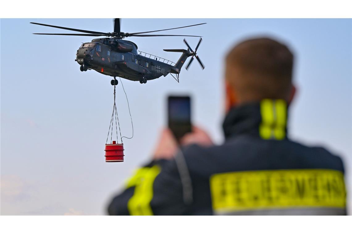 Hubschrauber sind bei Wald- und Flächenbränden unverzichtbar.