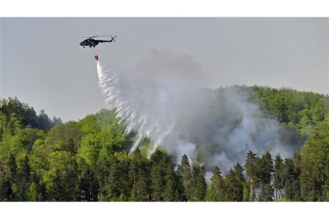 Hubschrauber sind im Einsatz, um einem Waldbrand im tschechischen Nationalpark Böhmische Schweiz zu löschen.