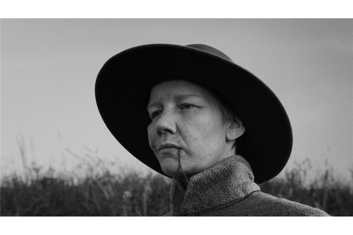 Hüller beeindruckt in der Titelrolle der wortkargen, stets disziplinierten Protagonistin.