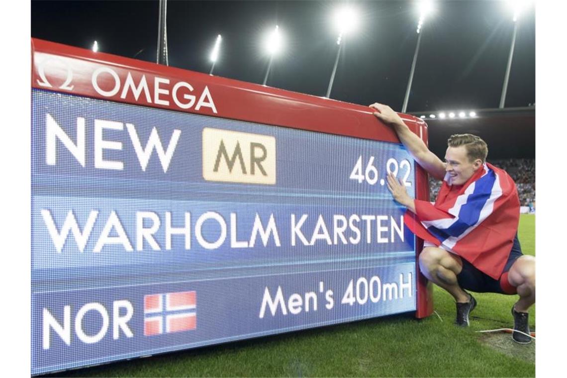 Hürdenläufer Karsten Warholm aus Norwegen jubelt über den Europarekord. Foto: Jean-Christophe Bott/KEYSTONE