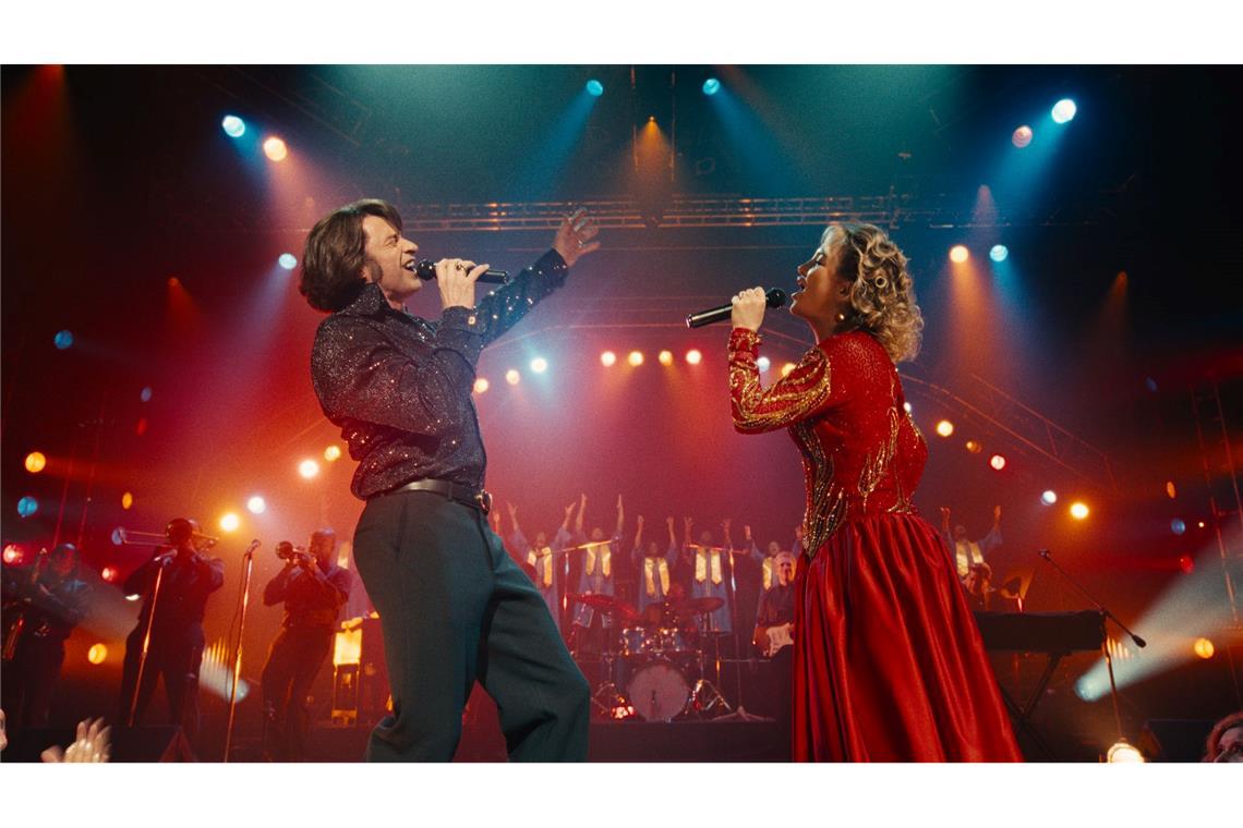 Hugh Jackman (l) als Mike Sardina und Kate Hudson als Claire Stengl in einer Szene des Films "Song Sung in Blue".