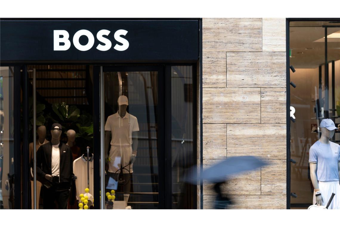 Hugo Boss hat aktuell mit der mauen Kauflaune seiner Kundinnen und Kunden zu kämpfen.