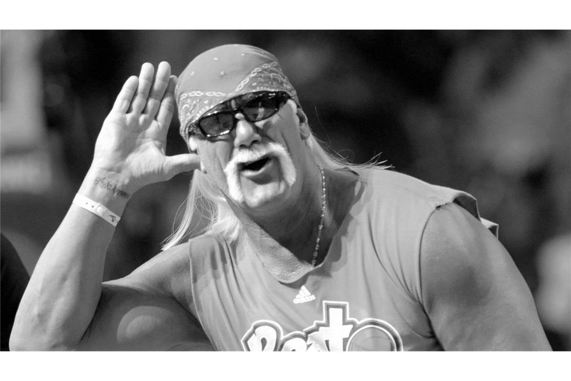Hulk Hogan, bürgerlich Terrence „Terry“ Gene Bollea, wurde am 11. August 1953 in Georgia geboren. Hogan gilt als Wrestling-Legende und ist neben seiner Arbeit als Wrestler auch in diversen Filmen und Serien zu sehen gewesen. Vor seinem Tod machte er jedoch vor allem durch Kontroversen auf sich aufmerksam.