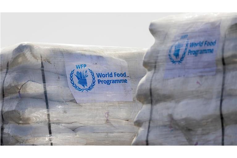 Humanitäre Hilfsgüter des Welternährungsprogramm der Vereinten Nationen am Grenzübergang Kerem Schalom zum Gazastreifen auf israelischer Seite.