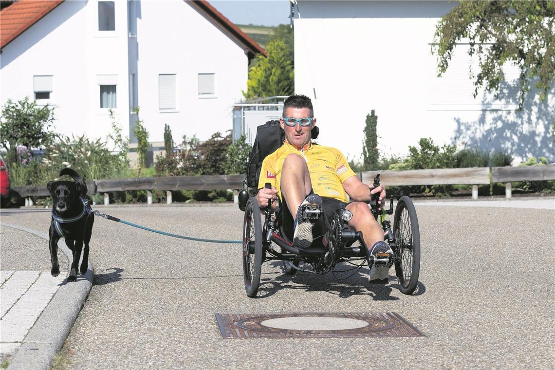 Hund Pi begleitet Marco Longobucco beim Training, bei der Bäder- und Rehatour bleibt er jedoch zu Hause. Foto: J. Fiedler
