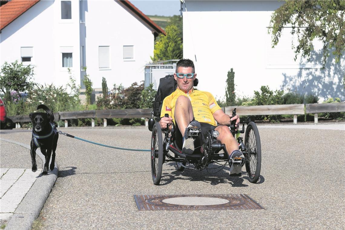 Sportlicher Anspruch auf dem Liegerad Hund Pi begleitet Marco Longobucco beim Training, bei der Bäder- und Rehatour bleibt er jedoch zu Hause. Foto: J. Fiedler