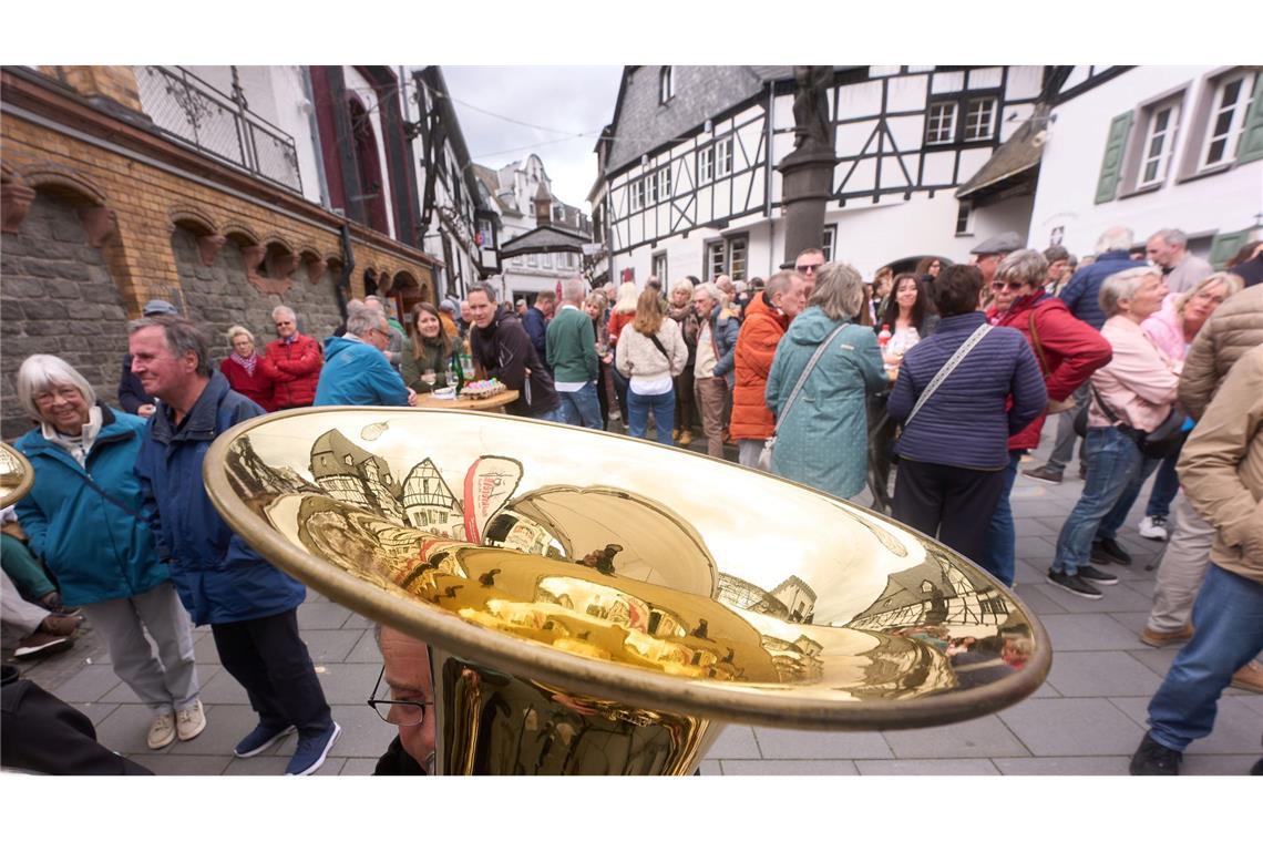 Hunderte Besucher stehen in Winningen auf dem Weinmarkt, um am alten Osterbrauch des "Eierkibbens" teilzunehmen.