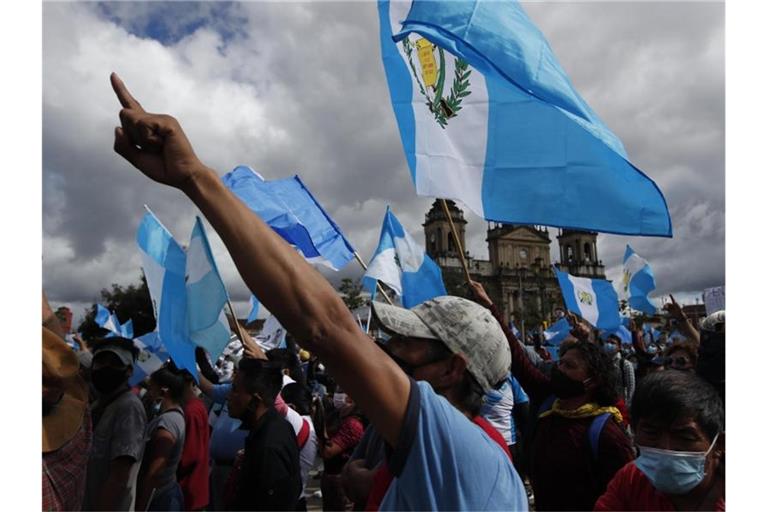 Hunderte Demonstranten protestieren in Guatemala-Stadt gegen die Regierung von Präsident Alejandro Giammattei. Foto: Moises Castillo/AP/dpa
