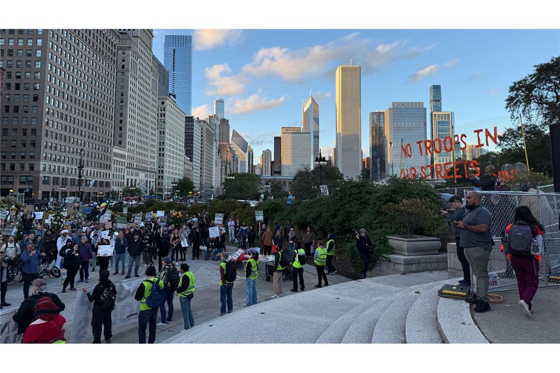 Nationalgarde-Streit in Chicago: Stoppt ein Gericht Trump? Hunderte demonstrieren in der Innenstadt Chicagos gegen die ICE-Razzien und einen drohenden Einsatz der Nationalgarde in der Stadt.