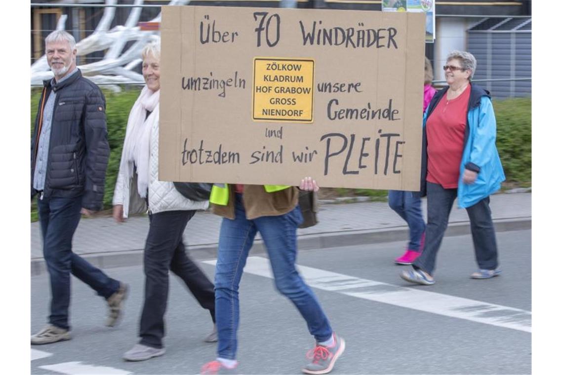 Akzeptanz für Windkraft soll steigen - mit „Windbürgergeld“? Hunderte Einwohner aus Gemeinden Mecklenburg-Vorpommerns protestieren gegen den weiteren Ausbau der Windkraft. Foto: Jens Büttner/zb/dpa