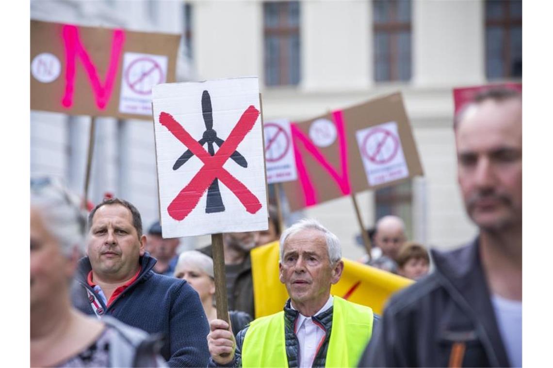 Wind-Abstandsvorgaben sorgen für Zoff in der Koalition Hunderte Einwohner protestieren in Schwerin gegen den weiteren Ausbau der Windkraft. Foto: Jens Büttner/zb/dpa