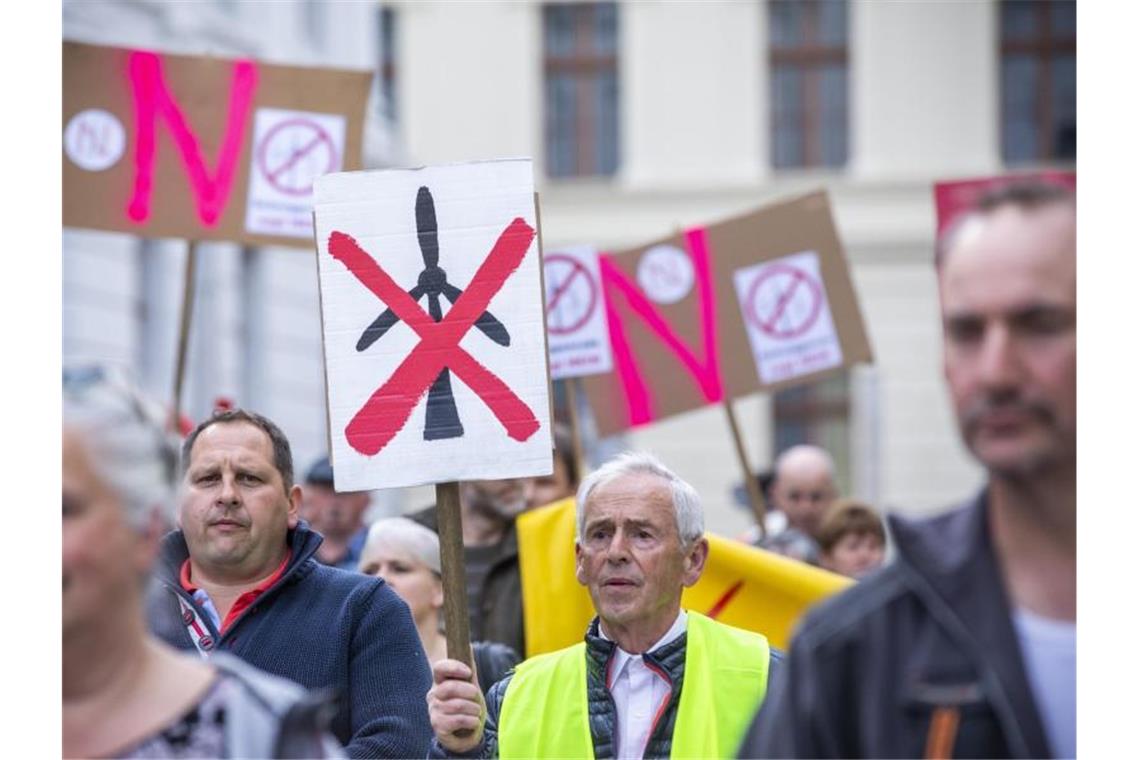 Hunderte Einwohner protestieren in Schwerin gegen den weiteren Ausbau der Windkraft. Foto: Jens Büttner/zb/dpa