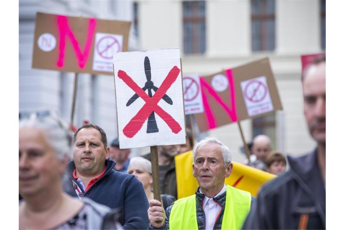 Hunderte Einwohner protestieren in Schwerin gegen den weiteren Ausbau der Windkraft. Foto: Jens Büttner/zb/dpa
