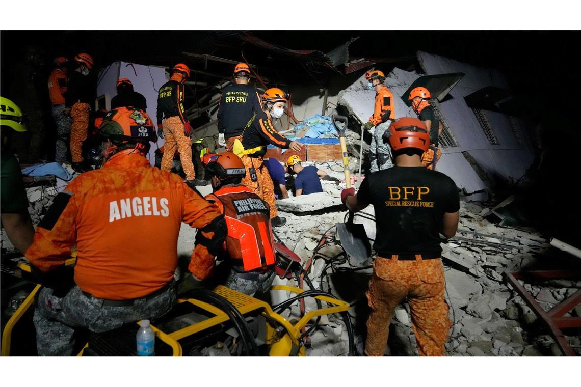 Erdbeben auf den Philippinen: Opferzahl steigt auf 72 Hunderte Häuser sind bei dem schweren Beben eingestürzt.