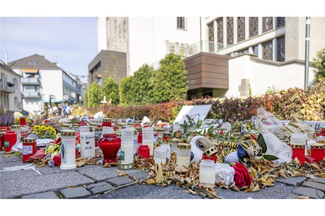 Prozess um Solingen-Anschlag mit drei Toten gestartet Hunderte Kerzen, Blumen und Trauerschreiben unweit des Tatorts. (Archivbild)