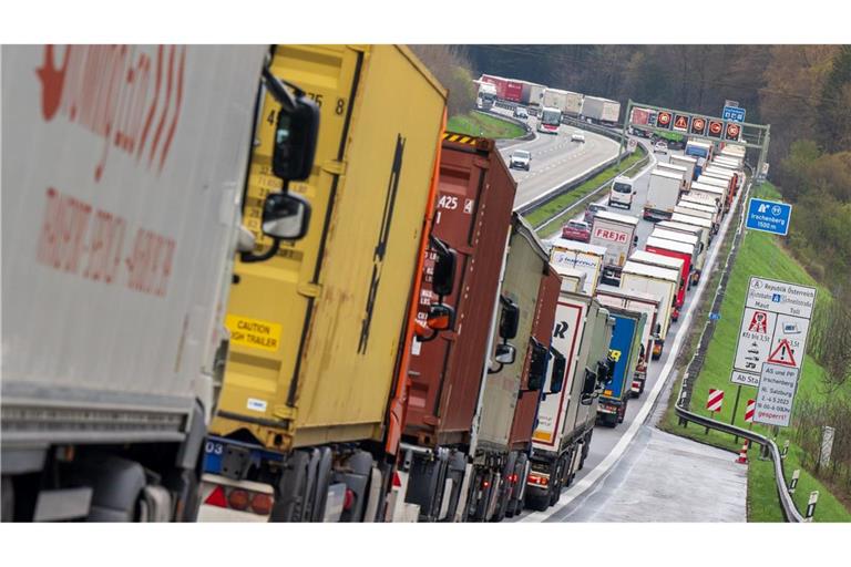 Hunderte LKW stehen auf der A8: Für Busse und Lastwagen in der EU gelten künftig strengere CO2-Vorgaben.